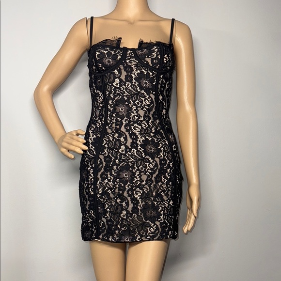 Elegant Black Lace Mini Dress - Picture 1 of 9
